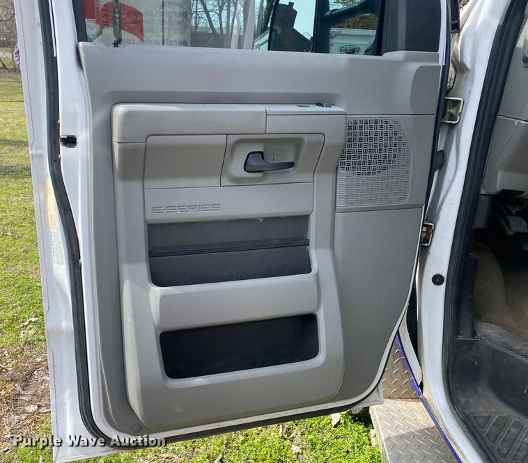 image for item DL7114 2017 Ford E450 Super Duty  ambulance