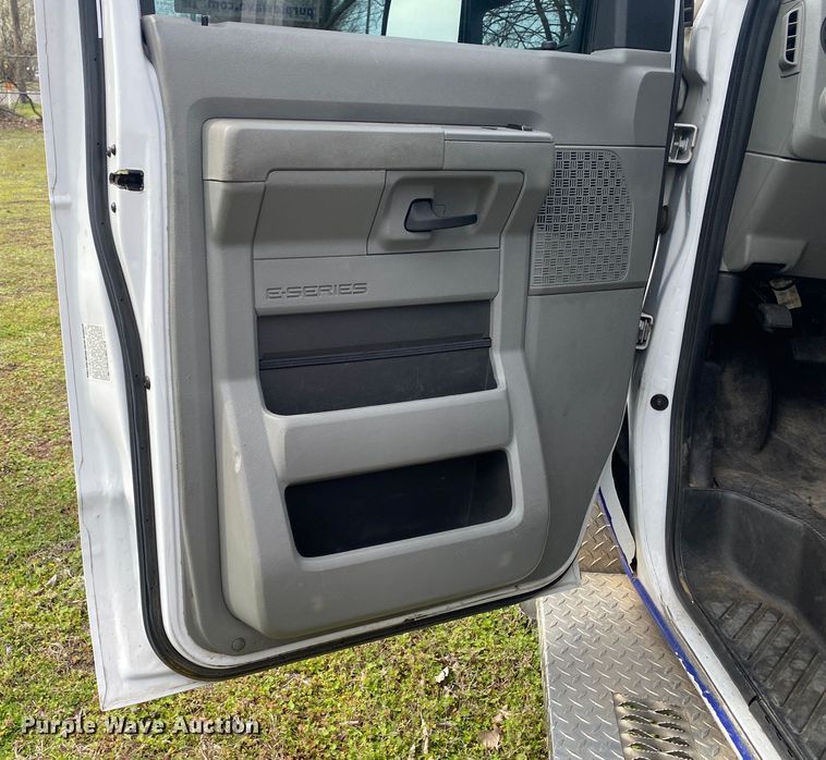 image for item DL7116 2017 Ford E450 Super Duty  ambulance