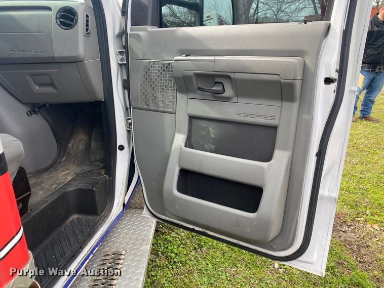 image for item DL7116 2017 Ford E450 Super Duty  ambulance