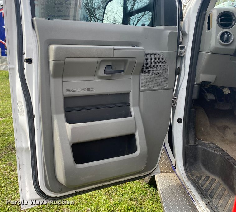 image for item DL7118 2017 Ford E450 Super Duty  ambulance