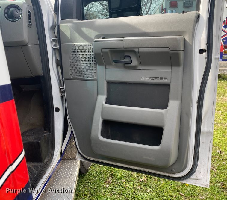 image for item DL7118 2017 Ford E450 Super Duty  ambulance