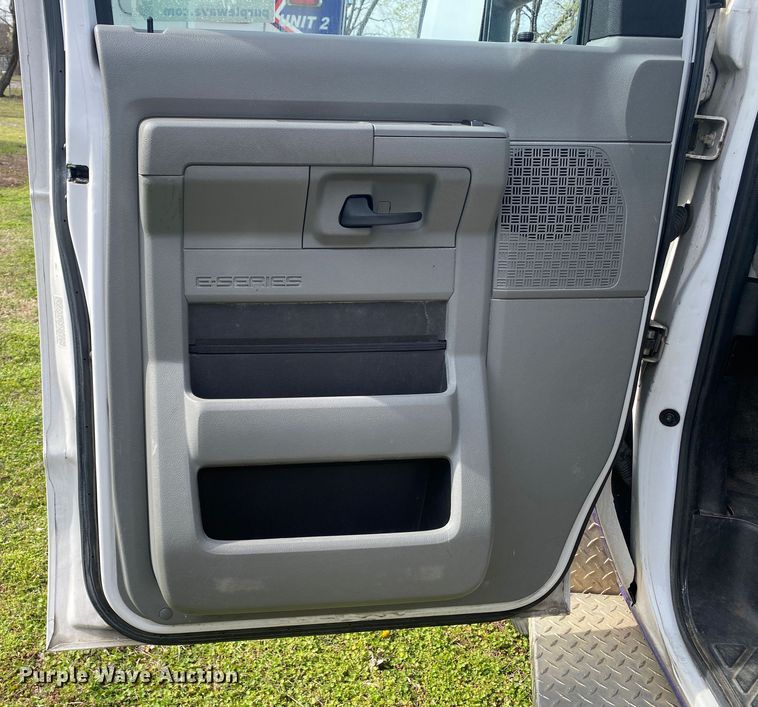 image for item DL7119 2015 Ford E450 Super Duty  ambulance