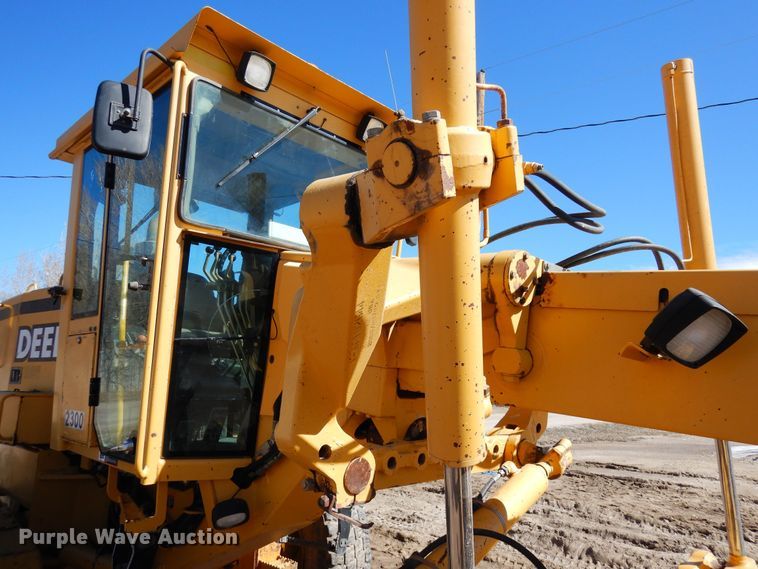 image for item DN6321 2001 John Deere 770CH  motor grader