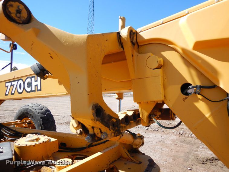 image for item DN6321 2001 John Deere 770CH  motor grader