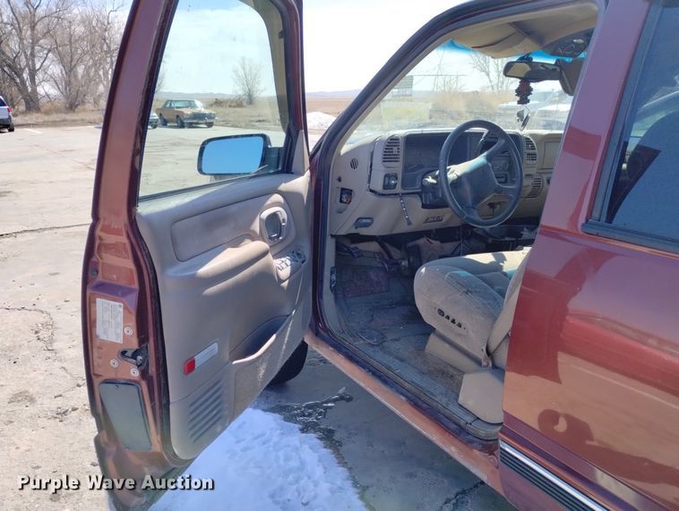 image for item DN6345 1999 GMC Suburban 1500  SUV