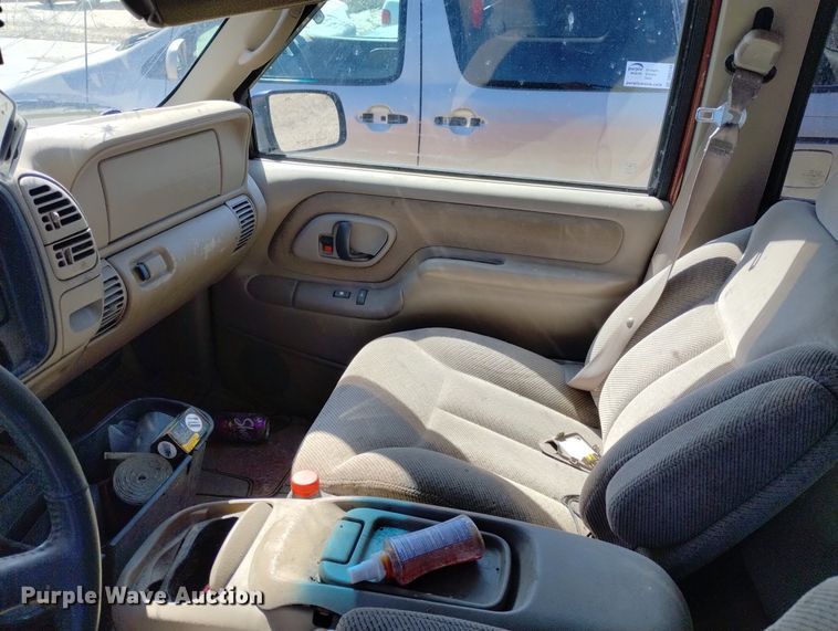 image for item DN6345 1999 GMC Suburban 1500  SUV