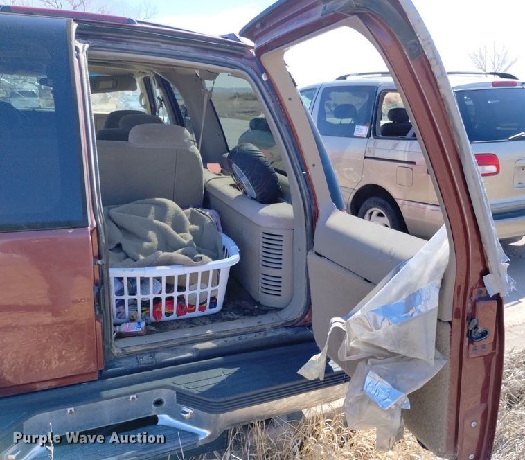 image for item DN6345 1999 GMC Suburban 1500  SUV