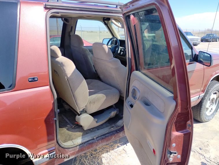 image for item DN6345 1999 GMC Suburban 1500  SUV