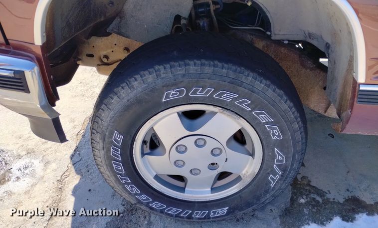 image for item DN6345 1999 GMC Suburban 1500  SUV