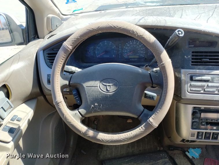 image for item DN6346 2002 Toyota Sienna XLE  van