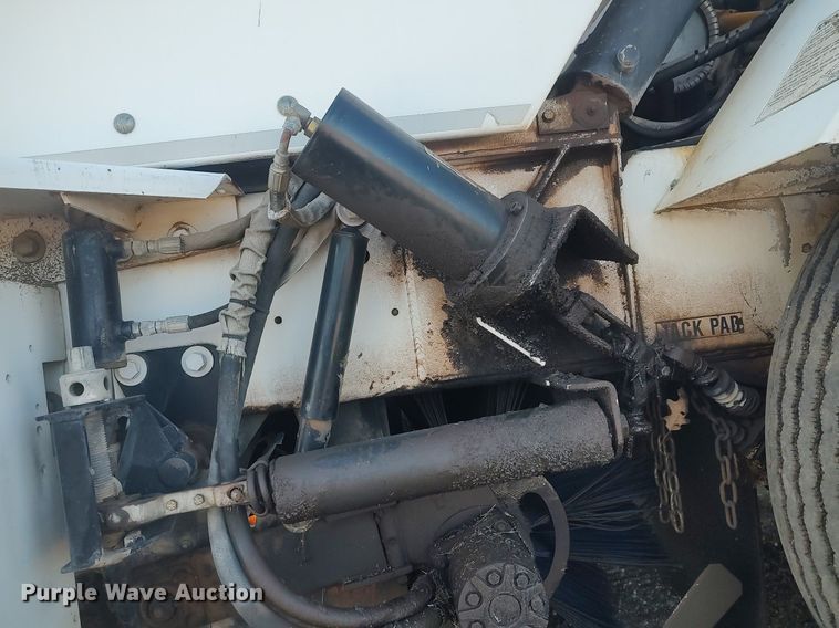 image for item DO3754 2004 Johnston 3000  street sweeper truck