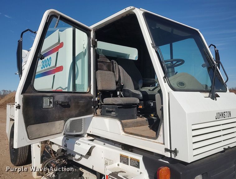 image for item DO3754 2004 Johnston 3000  street sweeper truck
