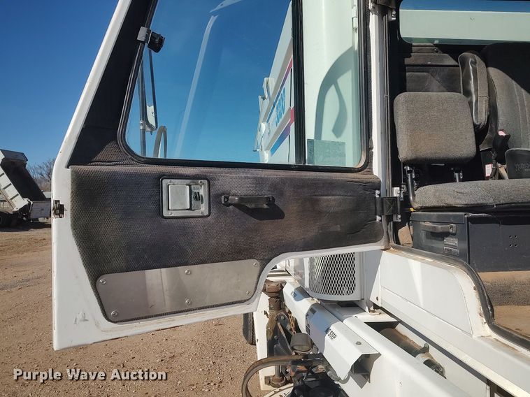 image for item DO3754 2004 Johnston 3000  street sweeper truck