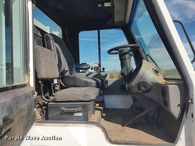 image for item DO3754 2004 Johnston 3000  street sweeper truck