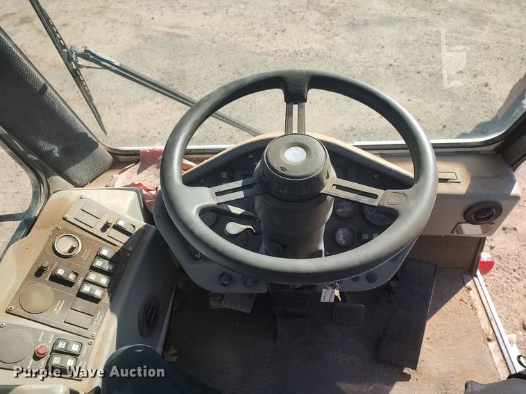 image for item DO3754 2004 Johnston 3000  street sweeper truck