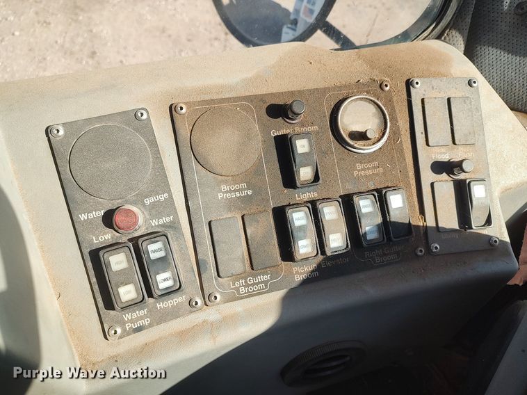 image for item DO3754 2004 Johnston 3000  street sweeper truck