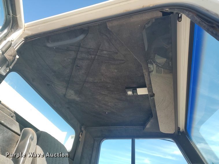 image for item DO3754 2004 Johnston 3000  street sweeper truck