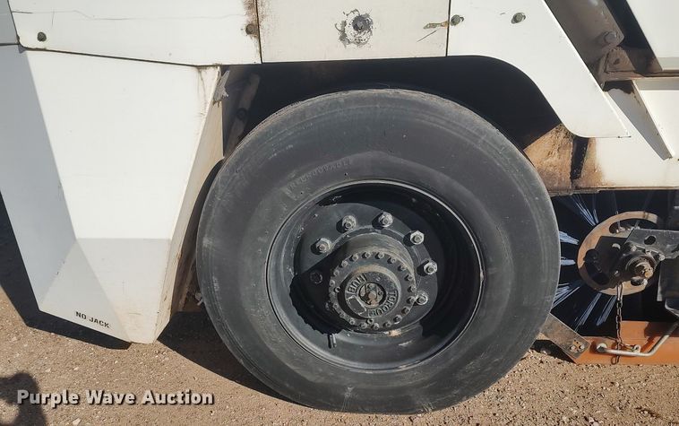 image for item DO3754 2004 Johnston 3000  street sweeper truck