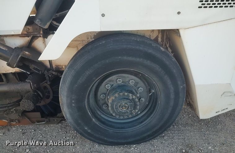 image for item DO3754 2004 Johnston 3000  street sweeper truck