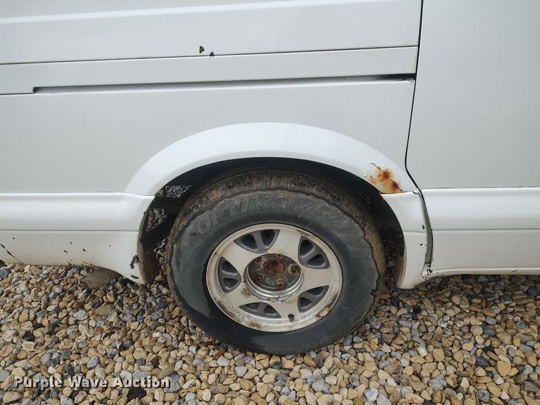 image for item DO3798 2000 GMC Safari  van