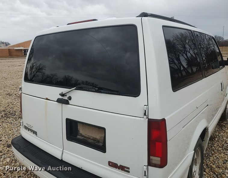 image for item DO3798 2000 GMC Safari  van