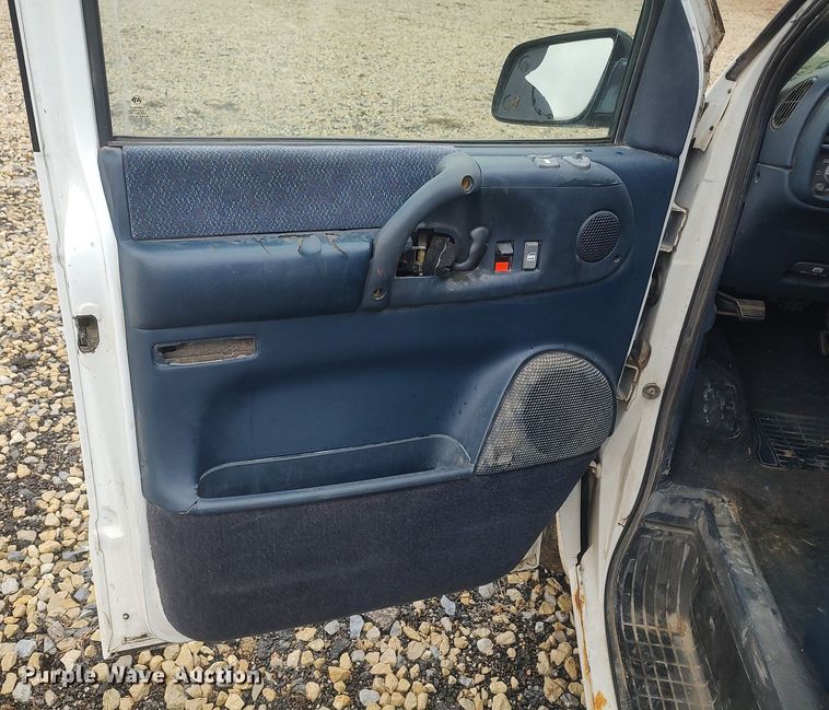 image for item DO3798 2000 GMC Safari  van