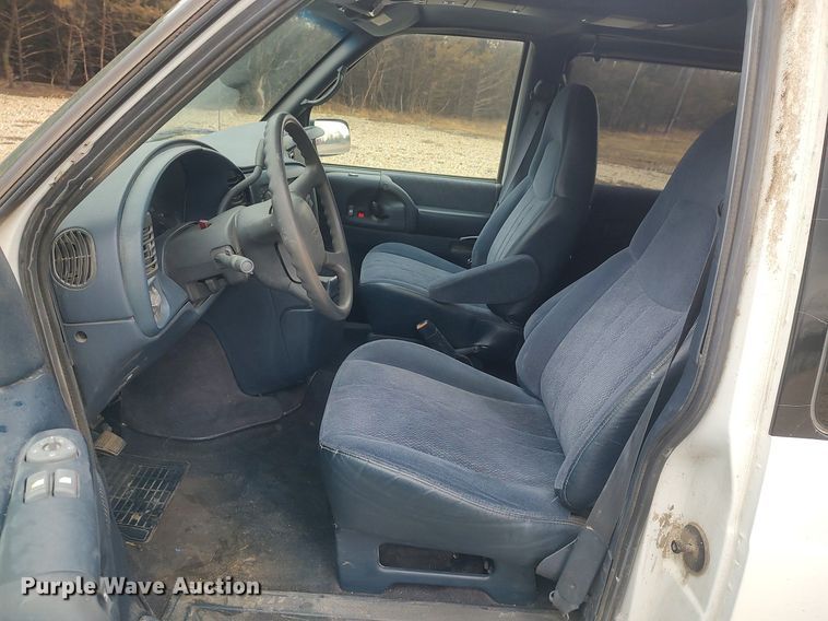 image for item DO3798 2000 GMC Safari  van