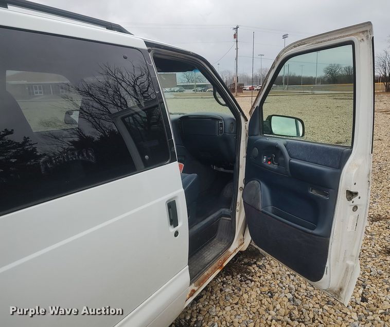 image for item DO3798 2000 GMC Safari  van