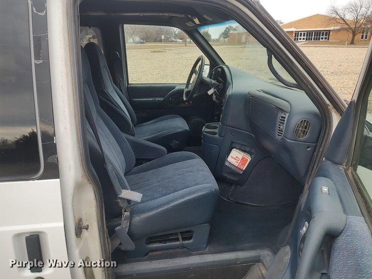 image for item DO3798 2000 GMC Safari  van