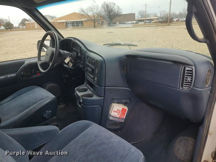 image for item DO3798 2000 GMC Safari  van