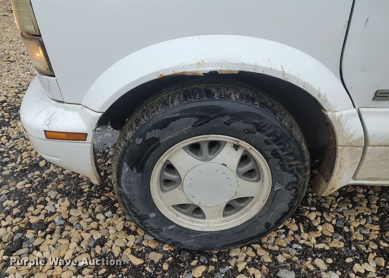 image for item DO3798 2000 GMC Safari  van