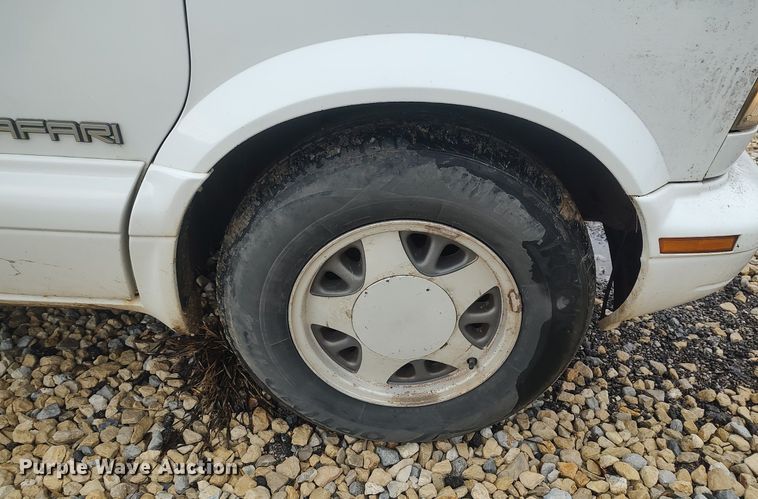 image for item DO3798 2000 GMC Safari  van
