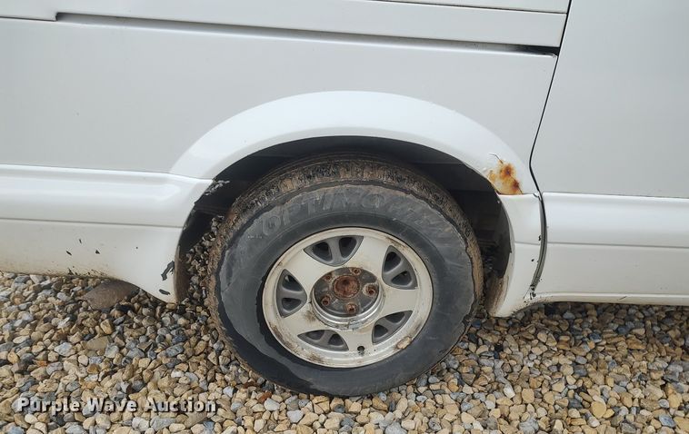 image for item DO3798 2000 GMC Safari  van