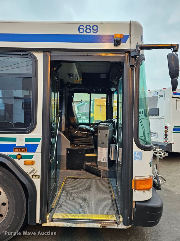 image for item DO4210 2006 Gillig G29B102N4  transit bus