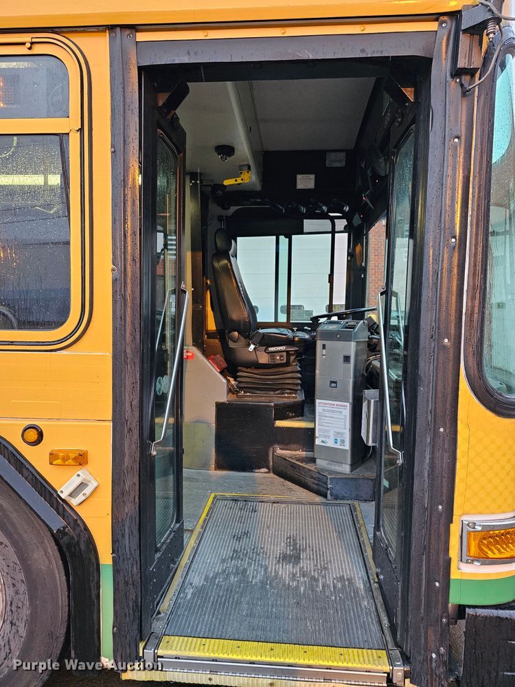 image for item DO4212 2006 Gillig G29B102N4  transit bus