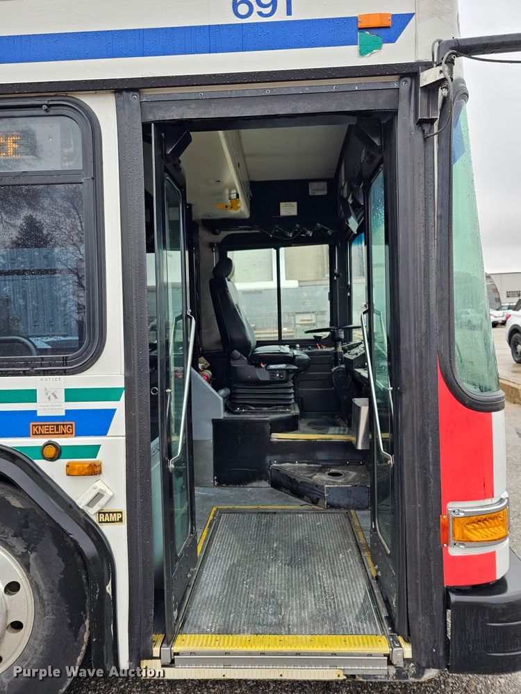 image for item DO4220 2006 Gillig G29B102N4  transit bus