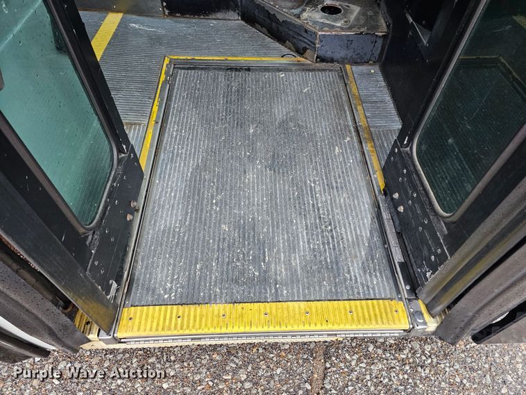 image for item DO4220 2006 Gillig G29B102N4  transit bus