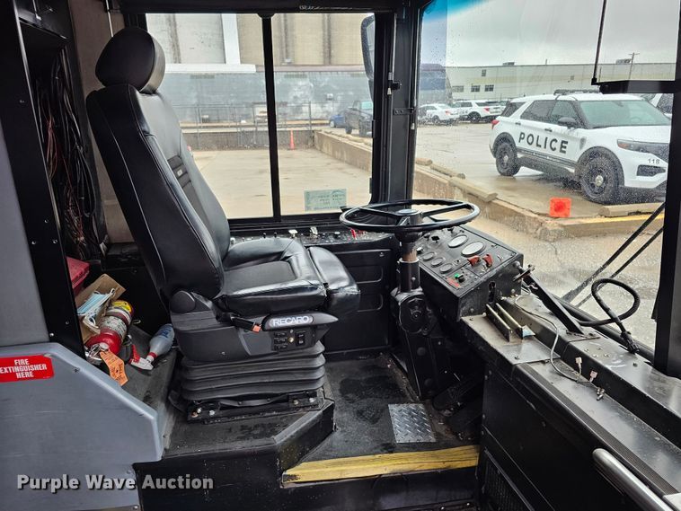 image for item DO4220 2006 Gillig G29B102N4  transit bus