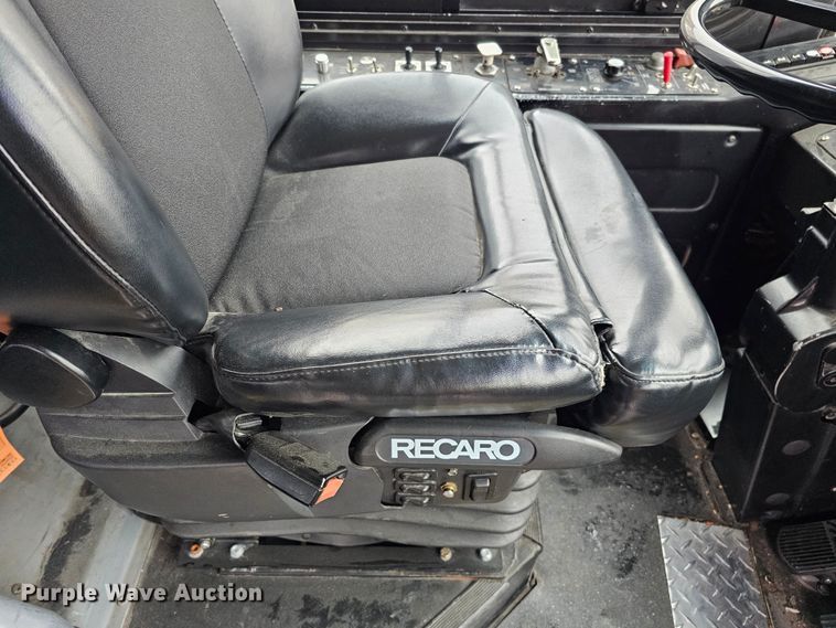 image for item DO4220 2006 Gillig G29B102N4  transit bus