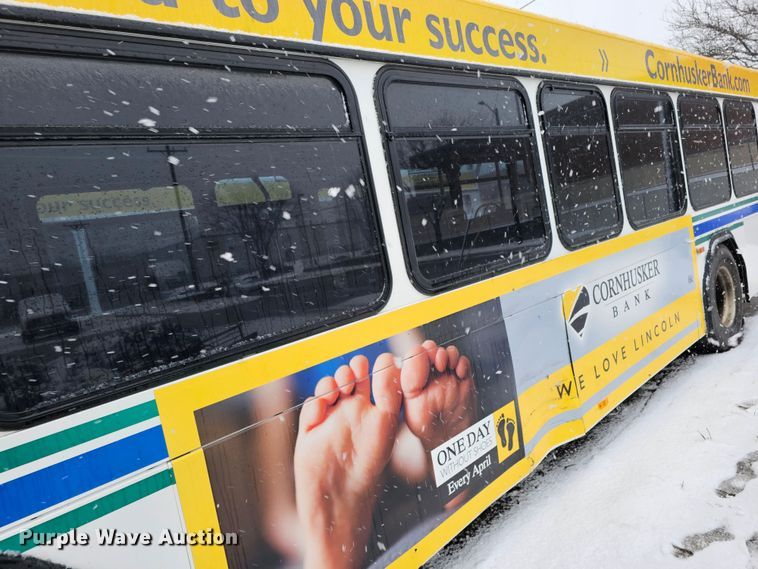 image for item DO4225 2004 Gillig G29B102N4  transit bus