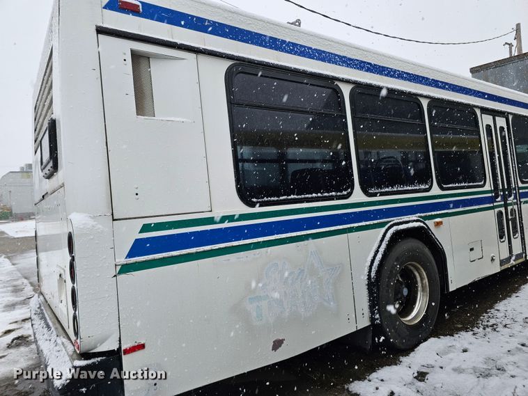 image for item DO4225 2004 Gillig G29B102N4  transit bus