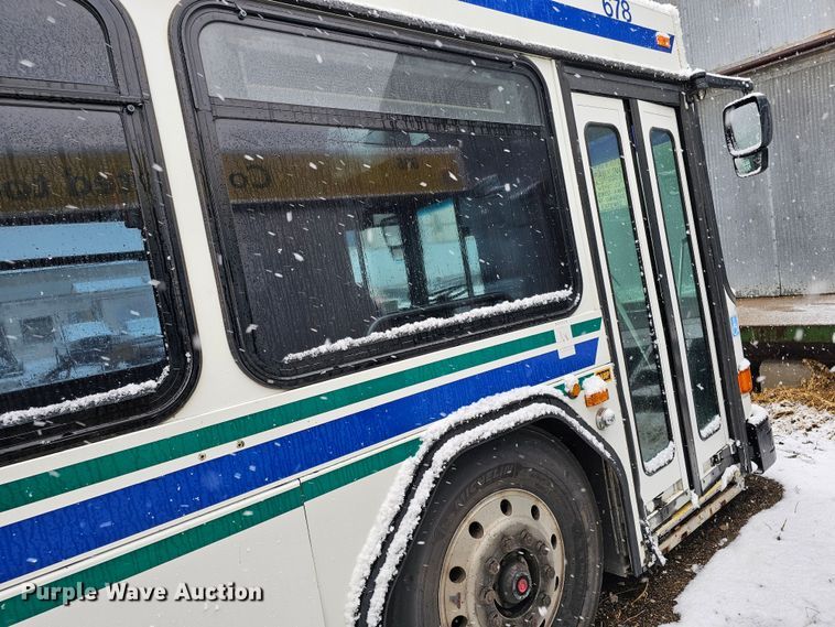 image for item DO4225 2004 Gillig G29B102N4  transit bus