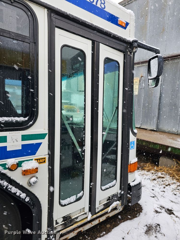 image for item DO4225 2004 Gillig G29B102N4  transit bus