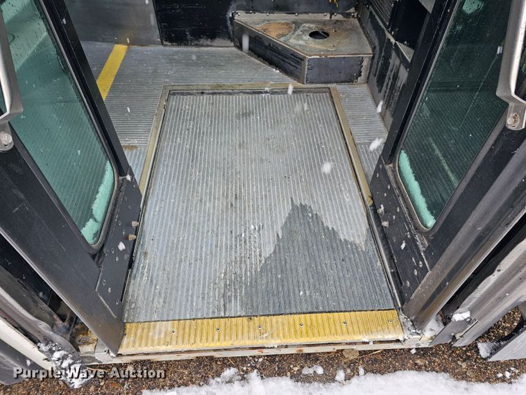 image for item DO4225 2004 Gillig G29B102N4  transit bus