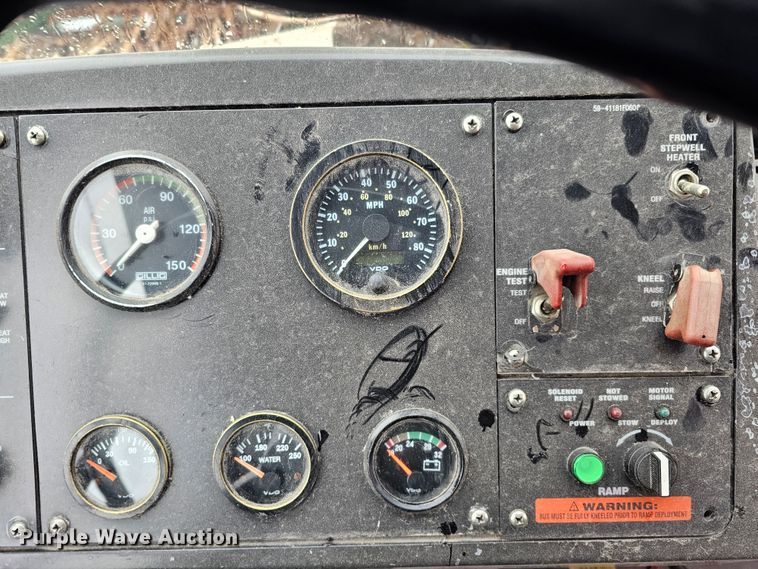 image for item DO4225 2004 Gillig G29B102N4  transit bus