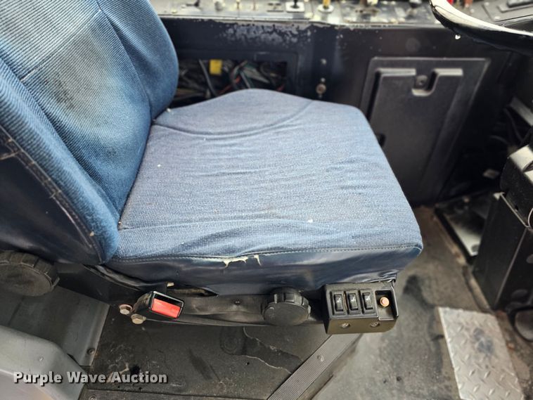 image for item DO4225 2004 Gillig G29B102N4  transit bus