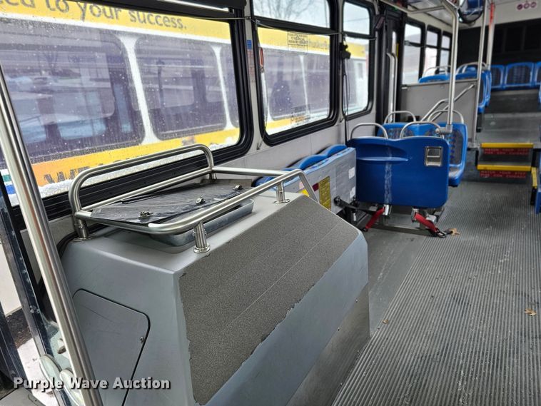 image for item DO4225 2004 Gillig G29B102N4  transit bus