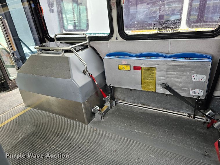 image for item DO4225 2004 Gillig G29B102N4  transit bus