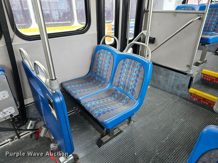 image for item DO4225 2004 Gillig G29B102N4  transit bus