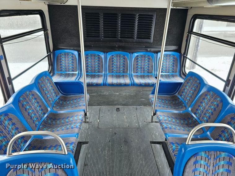 image for item DO4225 2004 Gillig G29B102N4  transit bus